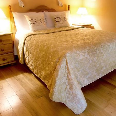 Mccarthy'S Lodge B&B Westport Room photo