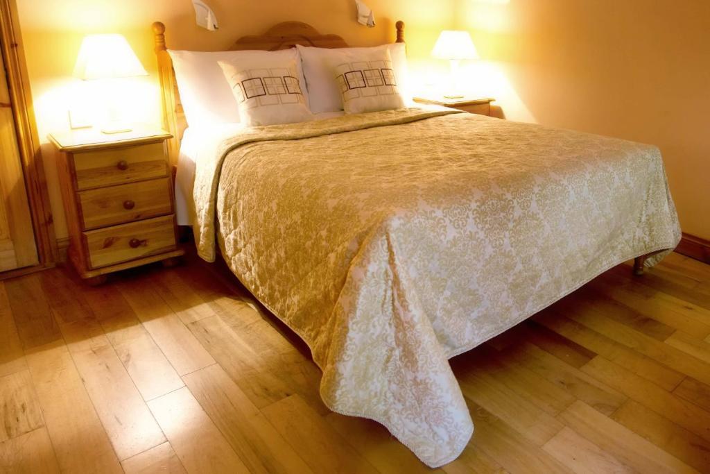 Mccarthy'S Lodge B&B Westport Room photo