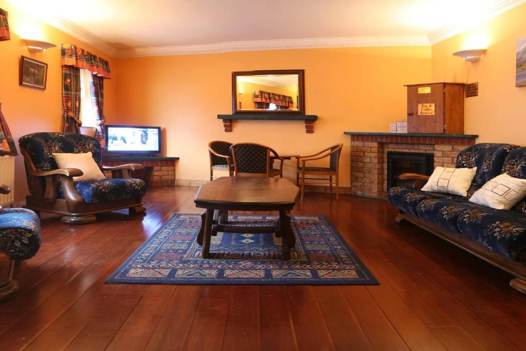 Mccarthy'S Lodge B&B Westport Exterior photo